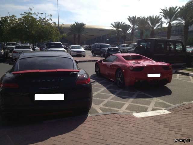 Автомобілі на студентській парковці в Дубаї (19 фото)