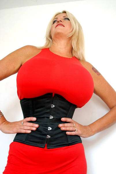 Британка Шарон Перкінс не може зупинитися і постійно збільшує свою груди (15 фото)