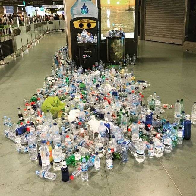 Гори сміття в аеропорту Ібіци (8 фото)