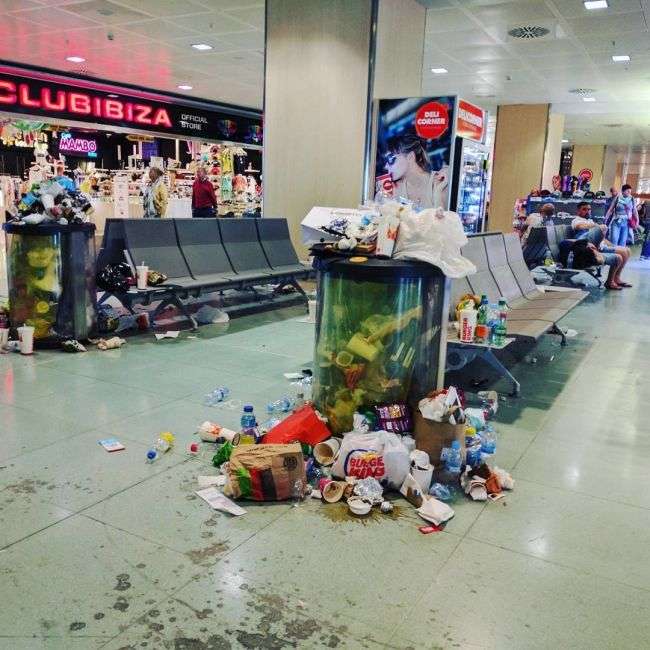 Гори сміття в аеропорту Ібіци (8 фото)