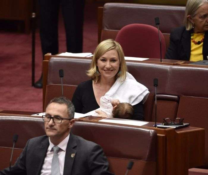 Австралійський сенатор вперше погодувала дитину грудьми на засіданні парламенту (4 фото)