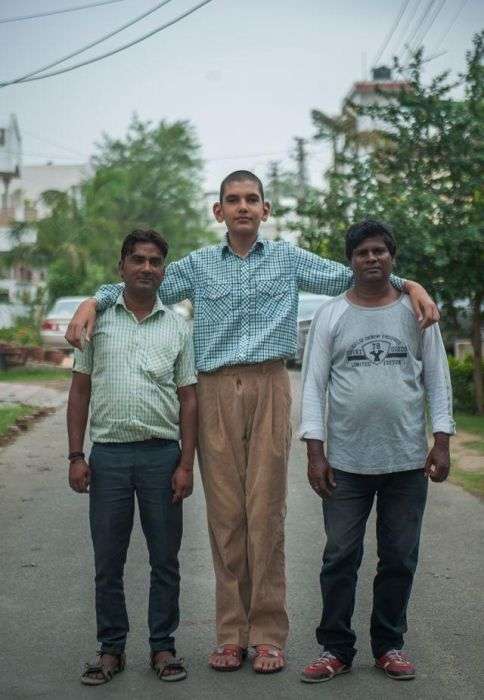 В Індії живе найвищий 8-річний хлопчик у світі (13 фото)