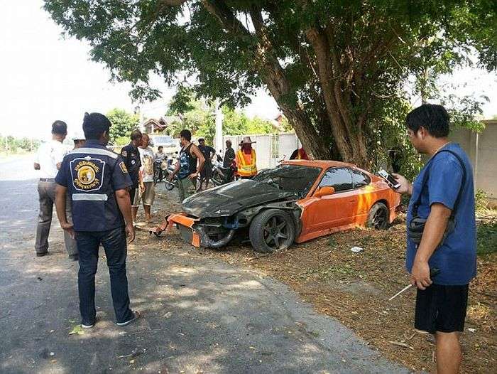 У Таїланді буддійський чернець розбив спорткар свого приятеля (5 фото)