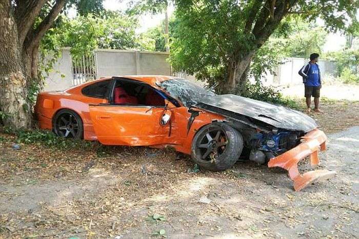 У Таїланді буддійський чернець розбив спорткар свого приятеля (5 фото)