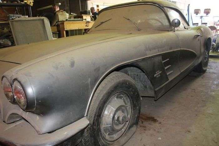 Простояв 44 роки в гаражі Chevrolet Corvette С1 продають за 36 700 доларів (10 фото)