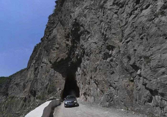 Китайська гірська дорога, яку будували на протязі 50 років (6 фото)