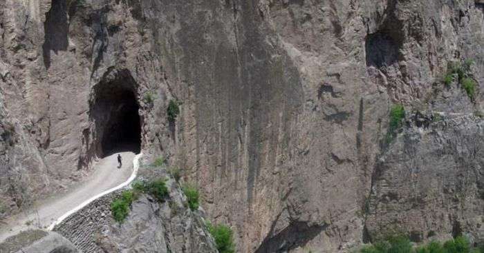 Китайська гірська дорога, яку будували на протязі 50 років (6 фото)