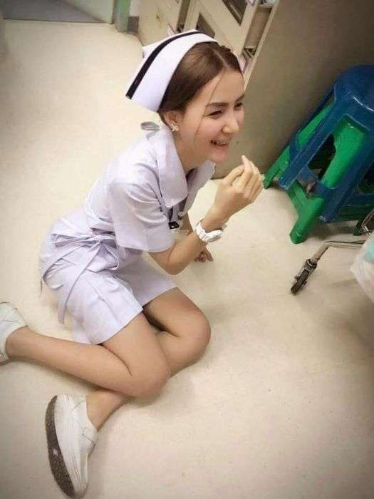 У Таїланді медсестрі довелося звільнитися з-за короткій спідниці (10 фото)