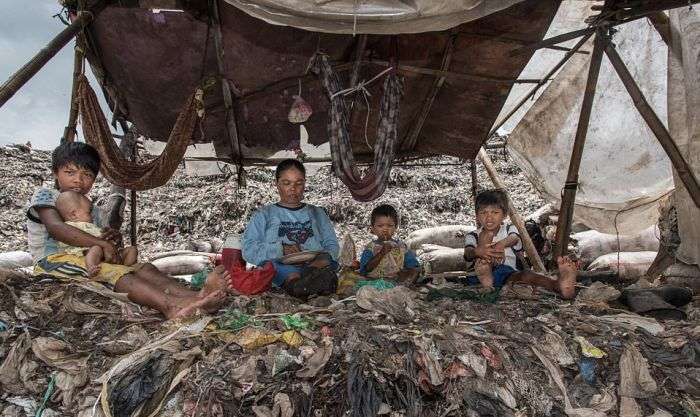 Звалище в Індонезії, що стала домівкою для 3000 сімей (12 фото)