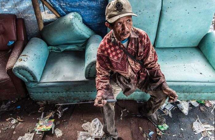 Звалище в Індонезії, що стала домівкою для 3000 сімей (12 фото)