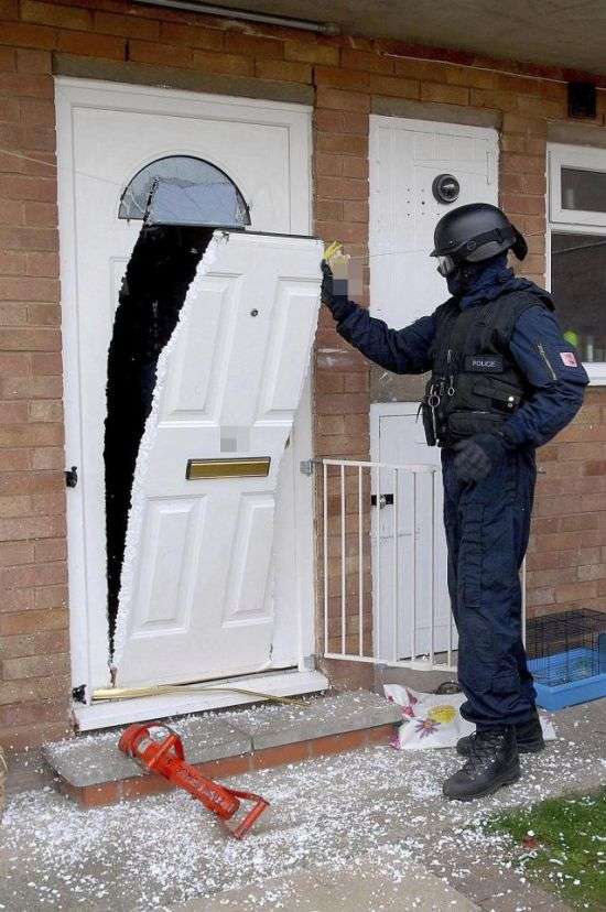 Поліцейські залишили після себе незвичайний пролом в двері (4 фото)