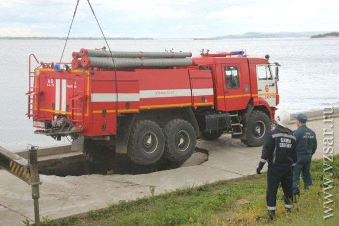 У Саратові пожежний автомобіль провалився під землю (8 фото)