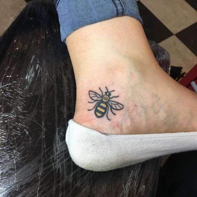 Татуювання з бджолою в память про жертви теракту в Манчестері (10 фото)