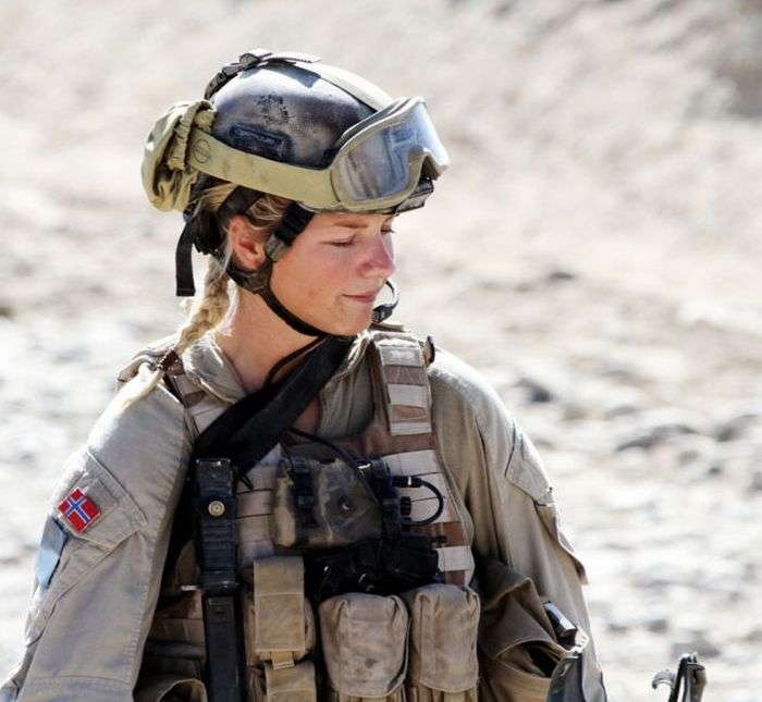 Дівчата-військовослужбовці з різних країн світу (35 фото)