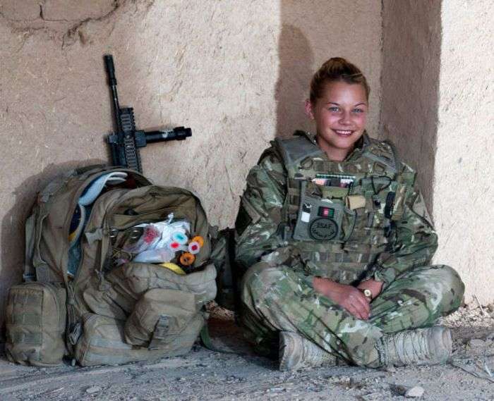 Дівчата-військовослужбовці з різних країн світу (35 фото)