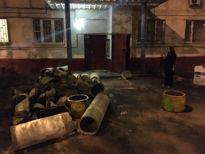 У московській багатоповерхівці невідомі демонтували сміттєпровід (6 фото)