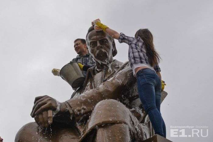 У Єкатеринбурзі студенти УрФУ відмили памятник винахіднику радіо Олександру Попову (12 фото)
