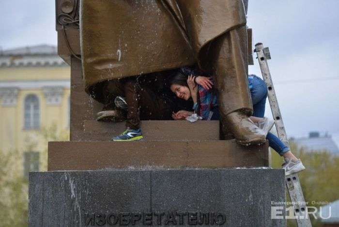 У Єкатеринбурзі студенти УрФУ відмили памятник винахіднику радіо Олександру Попову (12 фото)