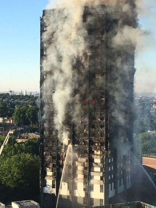 У Лондоні горить 27-поверховий житловий будинок (11 фото + 2 відео)