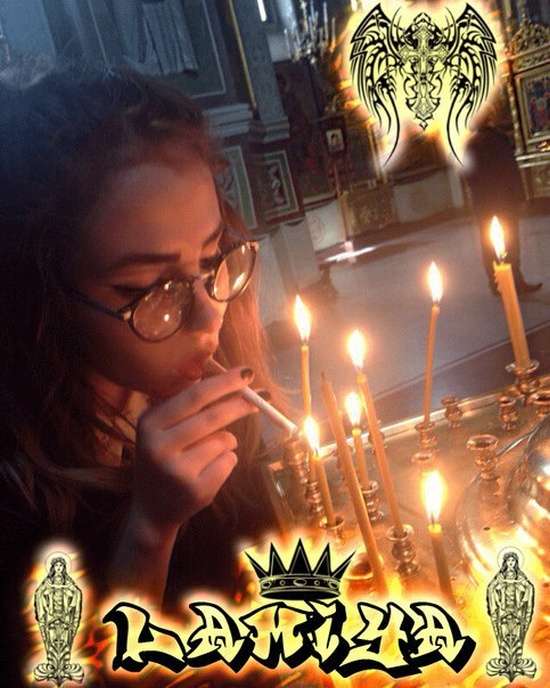 Дівчина з Кемерово прикурила сигарету від свічки в храмі (5 фото)