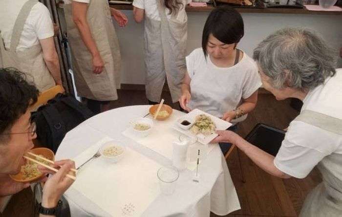 У Токіо зявився ресторан з особливими офіціантами (10 фото)