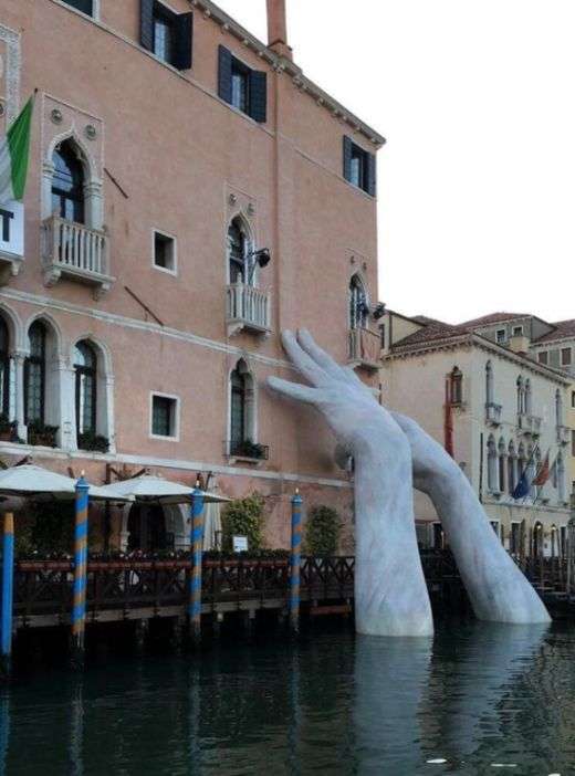 У Венеції зявилася скульптура, що представляє собою стирчать з води руки (3 фото)
