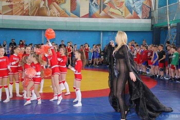 Українська співачка Лора Суперфин у відвертому вбранні на дитячому турнірі (4 фото)