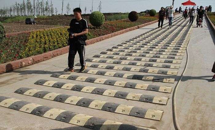 У Китаї встановили 50 «лежачих поліцейських» на пішохідній дорозі (5 фото)