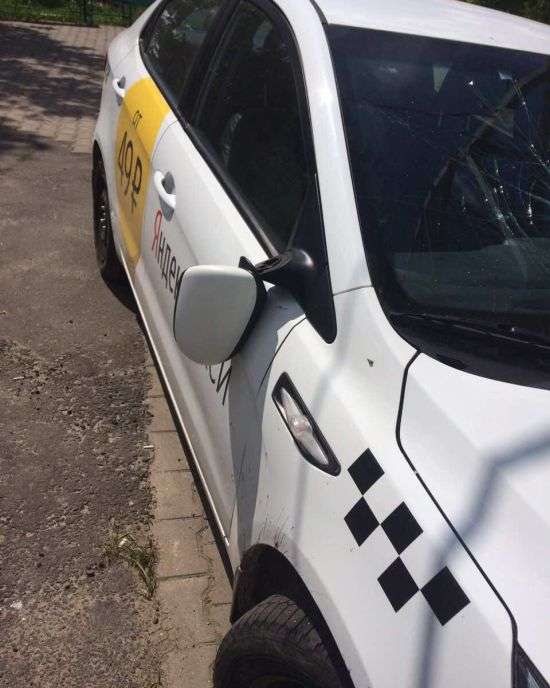 В Павлівському Посаді невідомі пошкодили автомобілі «Яндекс.Таксі» (5 фото)