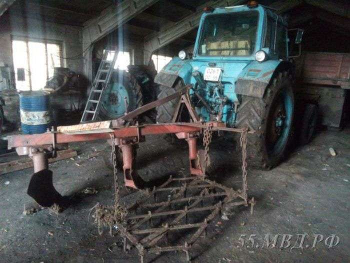 В Омській області чоловік «виорав» асфальт викраденим трактором (3 фото)