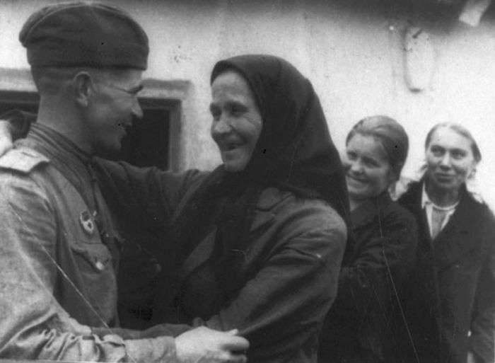 Бійці Червоної армії повертаються додому (15 фото)
