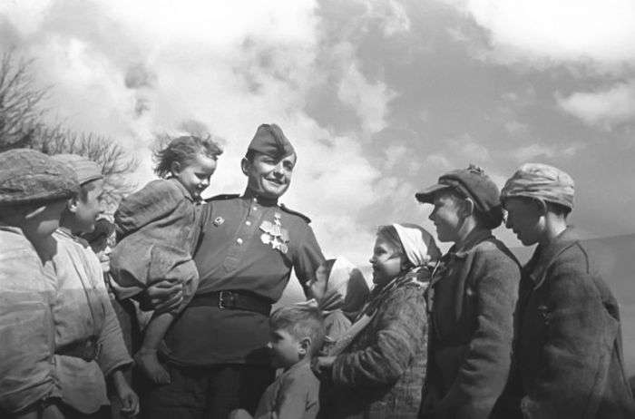 Бійці Червоної армії повертаються додому (15 фото)