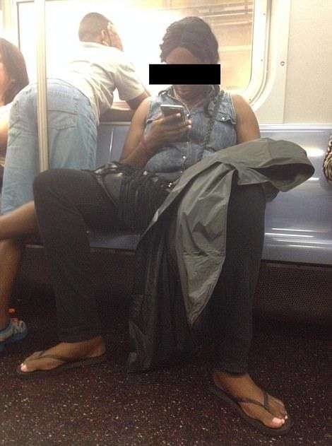 Жінки повторюють поведінку чоловіків у громадському транспорті (16 фото)