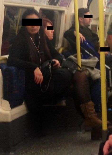 Жінки повторюють поведінку чоловіків у громадському транспорті (16 фото)