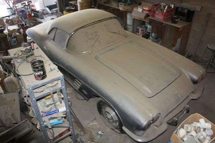 Простояв 44 роки в гаражі Chevrolet Corvette С1 продають за 36 700 доларів (10 фото)