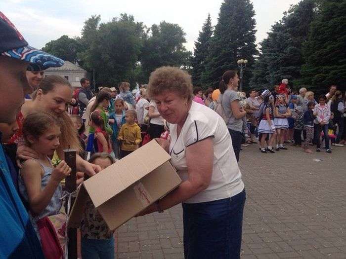 В Батайську дітям роздали прострочені цукерки (3 фото)