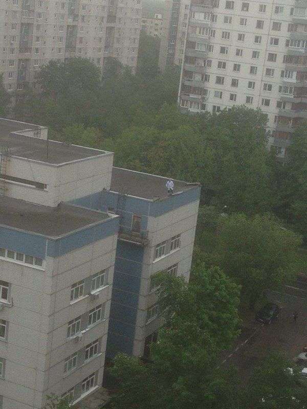 Героїчний вчинок лікаря під час урагану в Москві (фото)