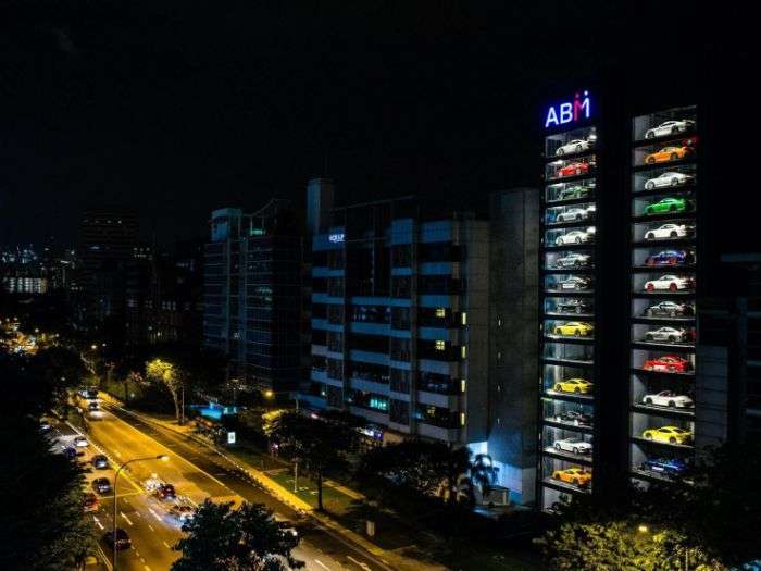 У Сінгапурі зявився гігантський «вендінговий автомат» з продажу автомобілів (6 фото + відео)