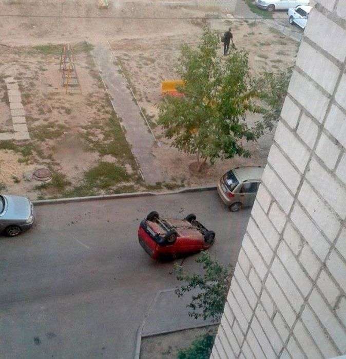 Приколи з жінками за кермом (47 фото)