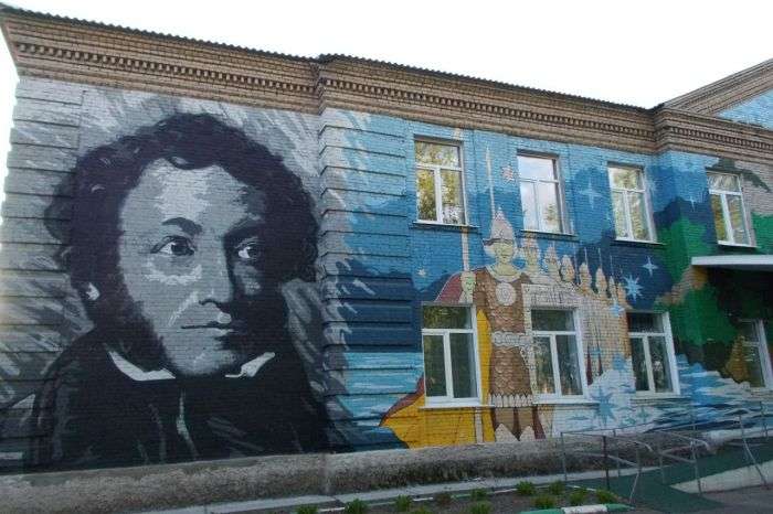 Школу в Раменському районі розписали портретами Пушкіна і Толстого (3 фото)