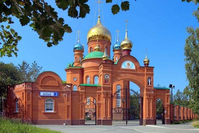У Єкатеринбурзі парафіяни храму можуть жертвувати золоті вироби та лом (2 фото)