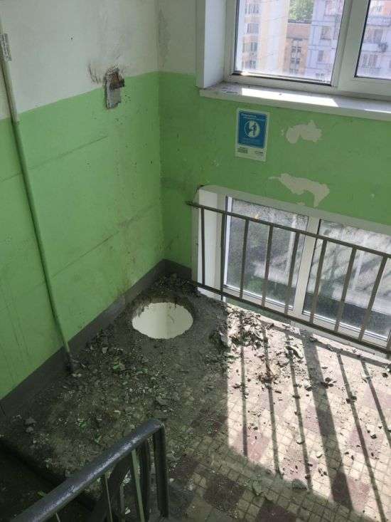 У московській багатоповерхівці невідомі демонтували сміттєпровід (6 фото)