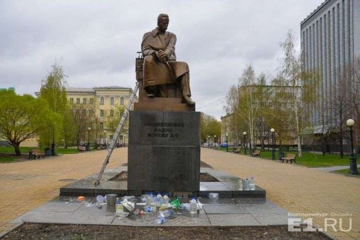 У Єкатеринбурзі студенти УрФУ відмили памятник винахіднику радіо Олександру Попову (12 фото)