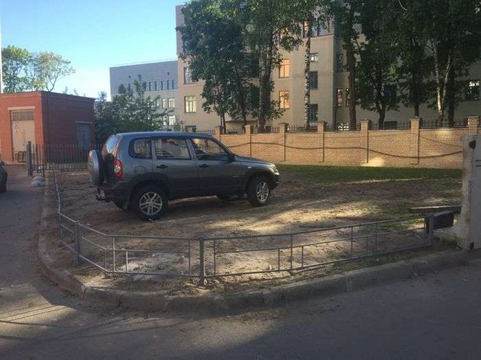 Про такий результат любитель паркування на газоні навіть не здогадувався (2 фото)