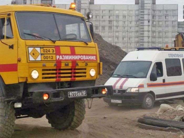 У Санкт-Петербурзі до берега прибило величезну міну (4 фото)