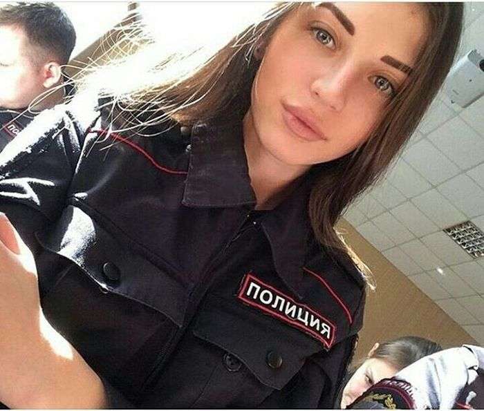Симпатичні дівчата на сторожі порядку (24 фото)