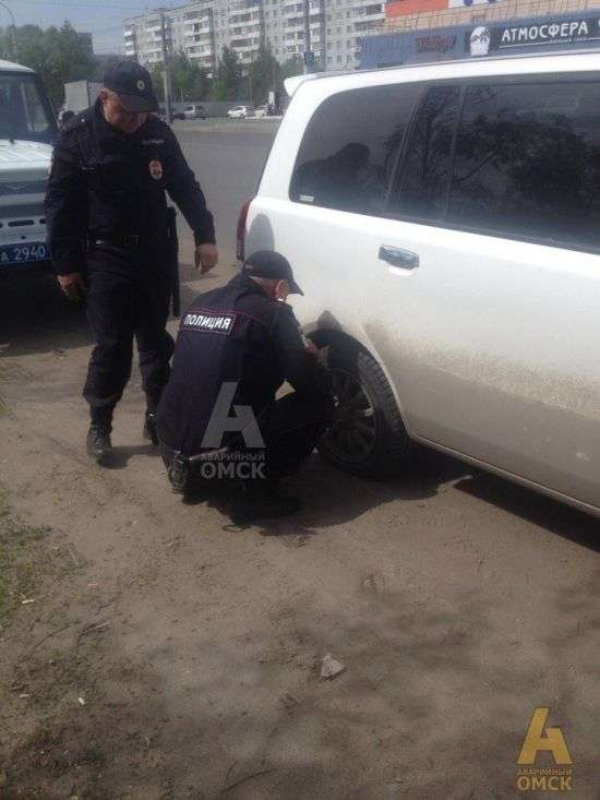 В Омську поліцейські наздогнали жінку, щоб накачати їй спущене колесо (2 фото)