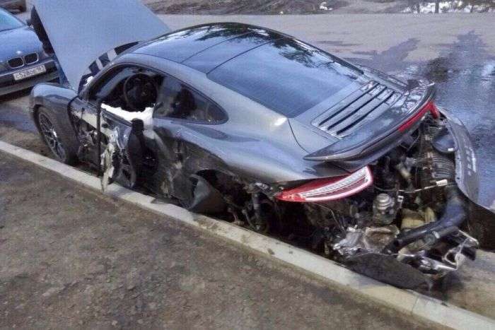 Британець спокійно відреагував на розбитий ексклюзивний спорткар Porsche 911 (5 фото)