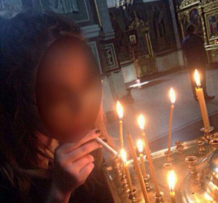 Дівчина з Кемерово прикурила сигарету від свічки в храмі (5 фото)