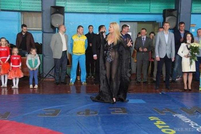 Українська співачка Лора Суперфин у відвертому вбранні на дитячому турнірі (4 фото)